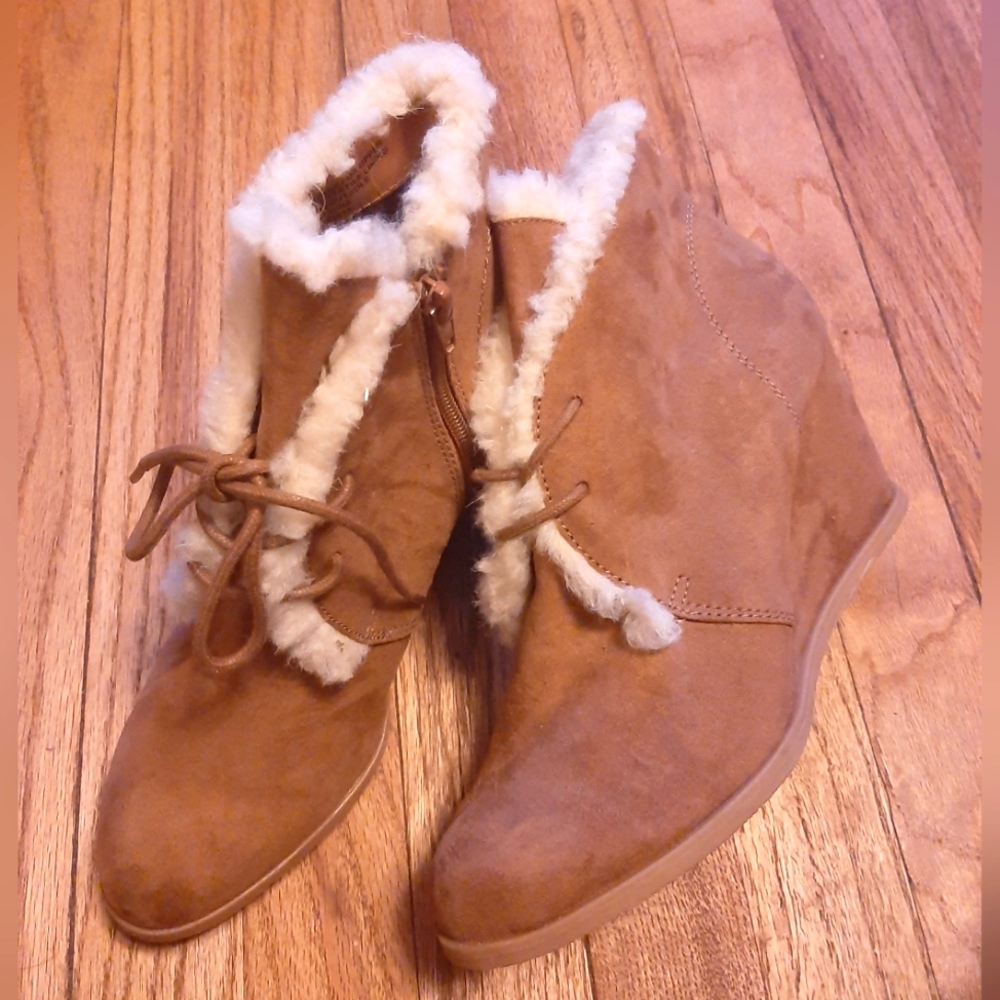 💲sz 9 Dolcetta Wedge Booties NWOT
